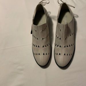 Woman’s JBU shoes NWOT.     152